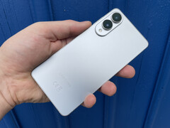 Samsung Galaxy S25 Edge finns i färgerna Titanium Silver (bilden), Titanium Icyblue och Titanium Jetblack. (Bildkälla: Notebookcheck)