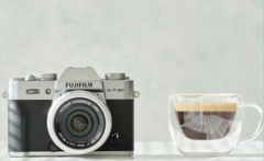 Fujifilm X-T30 II kompakt APS-C-kamera bredvid en kopp kaffe
