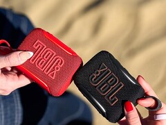 Med AirTouch-funktionen i JBL Go 5 kan du para ihop två högtalare genom att stöta dem mot varandra.