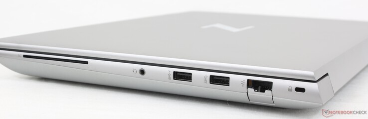 Höger: Smartkortsläsare, 3,5 mm headset, 2x USB-A 5 Gbps, RJ-45 1 Gbps, Nano-lås