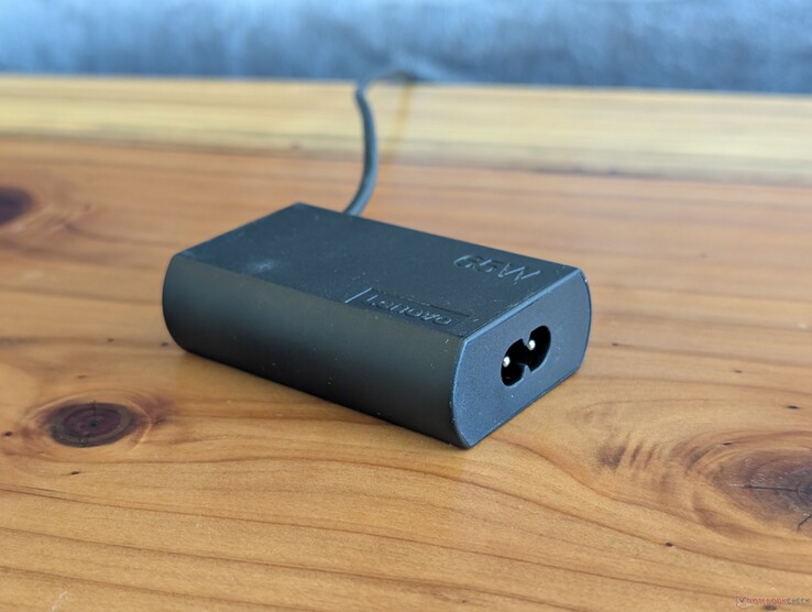 En 65 W USB-C-nätadapter som medföljer Lenovo ThinkPad X1 2-i-1 Gen 11. Observera att det krävs en separat strömkabel för anslutning till ett eluttag, medan USB-C-kabeln är integrerad i den andra änden.