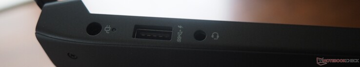 Vänster sida: DC-IN, USB-A 3.0, Linje in/ut