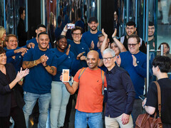 Tim Cook firar marknadsintroduktionen av den senaste generationen iPhone, Apple Watch och AirPods Pro med kunder och medarbetare på Apple Fifth Avenue i New York. (Bildkälla: Apple)
