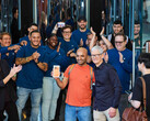 Tim Cook firar marknadsintroduktionen av den senaste generationen iPhone, Apple Watch och AirPods Pro med kunder och medarbetare på Apple Fifth Avenue i New York. (Bildkälla: Apple)