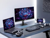 Spelskärmen Asus XG27UCMG tillsammans med olika elektroniska produkter från Asus