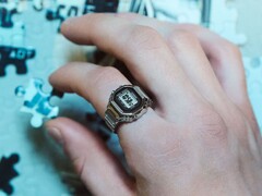 Casios CRW-H001 kan ha en liknande design som den äldre CRW-001 (bilden)