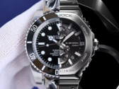 Rolex Submariner - en populär mekanisk klocka (till vänster) och Casio GMC-B2100D-1A kvartsur (till höger). (Bildkälla: Merit Trends och Casio - redigerad)