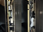 Den termiska gel som används i en Gigabyte RTX 5080 GPU läcker ut mot kretskortet. (Bildkälla: Quasar Zone)