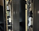 Den termiska gel som används i en Gigabyte RTX 5080 GPU läcker ut mot kretskortet. (Bildkälla: Quasar Zone)