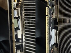 Den termiska gel som används i en Gigabyte RTX 5080 GPU läcker ut mot kretskortet. (Bildkälla: Quasar Zone)
