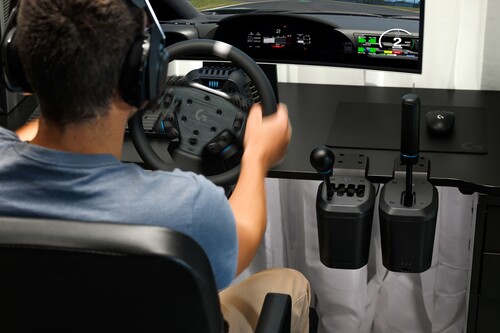 Logitech G RS H-Shifter visas upp i en racingsimulator
