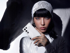 RedMagic 11 Air är bekräftad att drivas av Snapdragon 8 Elite. På bilden: en kvinna som håller i färgmodellen Stardust White. (Bildkälla: RedMagic - redigerad)