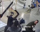 Den humanoida roboten Unitree H1 slår vilt omkring sig under ett test. (Bildkälla: OSINTdefender via X formerly Twitter)