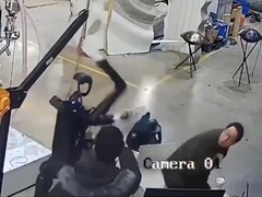 Den humanoida roboten Unitree H1 slår vilt omkring sig under ett test. (Bildkälla: OSINTdefender via X formerly Twitter)