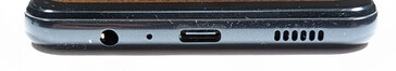 Botten: 3.5mm-port, mikrofon, USB-C-port, högtalare