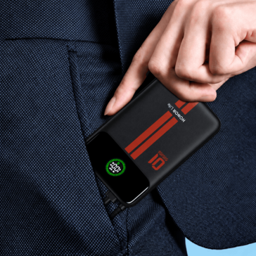 Honor Life-powerbank med inbyggd display som visas i en klädficka
