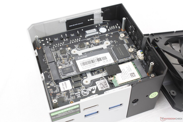 Upp till två M.2 2280 SSD-enheter stöds. Även om de inte har några värmespridare sitter en fläkt direkt ovanför dem för kylning