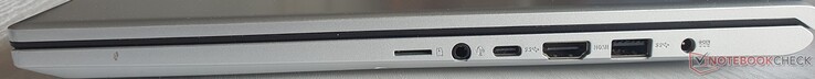 Höger: µSD-kortläsare, ljudport, USB-C 3.2 (Gen 1), HDMI 1.4, USB-A 3.2 (Gen 1), strömanslutning