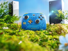8BitDo Rare 40th Anniversary controller med Xbox Series X och Series S konsoler i bakgrunden. (Bildkälla: Officiell 8BitDo reklamaffisch)