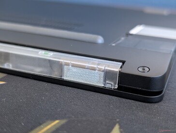 På den andra sidan av plastramen sticker dock det magnetiska hörnet ut och snäpper inte perfekt fast mot kanten på aluminiumramen