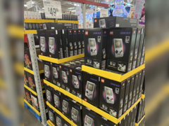 Pallar med Lego Nintendo Game Boy Box Sets visas upp på Sam's Club (bildkälla: r/lego)