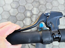 Bromsen på SoFlow-scootern måste justeras.