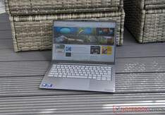 Lenovo ThinkBook 14x vid utomhusbruk i skuggan
