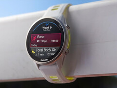 Forerunner 970 med färgkombinationen Whitestone och Translucent Amp Yellow. (Bildkälla: Garmin)