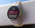 Forerunner 970 med färgkombinationen Whitestone och Translucent Amp Yellow. (Bildkälla: Garmin)