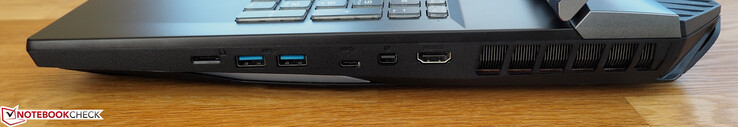 Höger: microSD-kortläsare, 2x USB 3.1 Gen2 Typ A-portar, 1x USB 3.1 Gen2 Typ C-port, 1x Mini DisplayPort 1.4-port, 1x HDMI 2.0-port