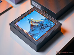 Honor Magic V6 kan inte helt dölja sitt inre skärmveck när den betraktas från sneda vinklar.