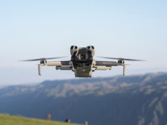 DJI Mini 5 Pro under flygning. (Bildkälla: via Roland Quandt) 