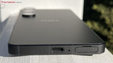 Nederdel: baskant: USB-C, mikrofon, SIM/microSD