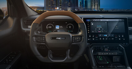Recons digitala cockpit har en central pekskärm på 14,5 tum och en förardisplay på 12,3 tum. Särskilda offroad-appar hjälper till med navigering i ojämn terräng. (Bildkälla: Jeep)