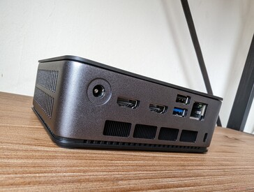 På baksidan: Nätadapter, 2x HDMI 2.1, USB-A 2.0, USB-A 3.2 Gen. 2, 2,5 Gbps RJ-45, plats för Kensingtonlås