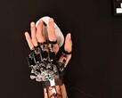 Ett exoskelett av DIY-typ som fästs på en hand när man använder en spelmus (Bildkälla: Basically Homeless/YouTube)