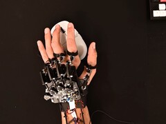 Ett exoskelett av DIY-typ som fästs på en hand när man använder en spelmus (Bildkälla: Basically Homeless/YouTube)