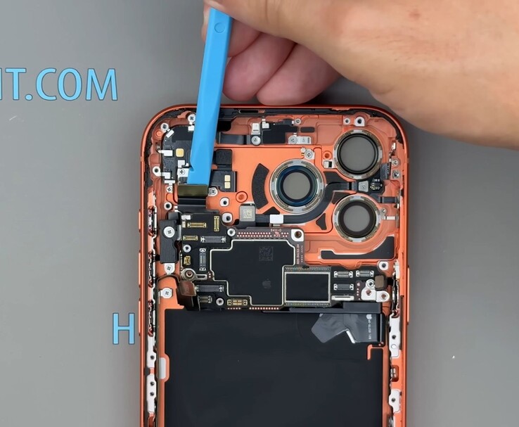Värmebild av iPhone 17 Pro Max som visar värmefördelning runt det bakre kameraområdet (Bildkälla: How-FixIT via YouTube)