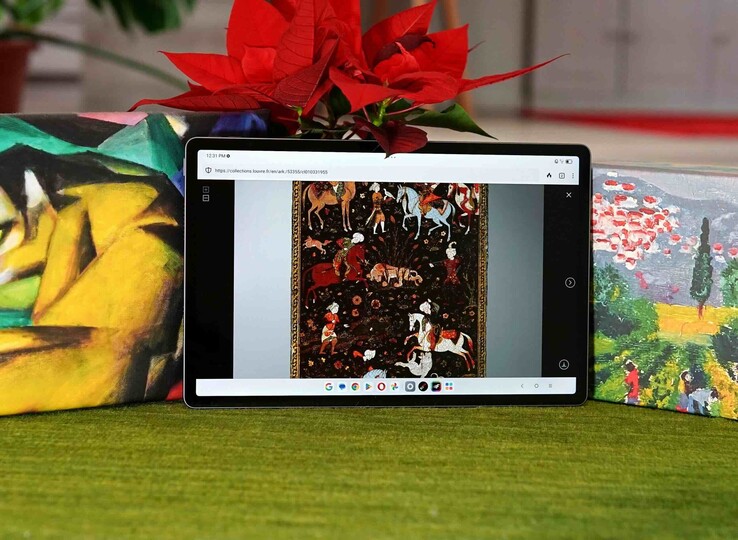 Den 12,7-tums stora skärmen har en uppdateringsfrekvens på 144 Hz och 98% sRGB-täckning.