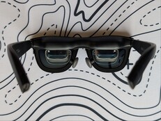 Xreal One Pro AR-glasögon som ligger platt