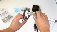 En bild av drönaren i handen (Bildkälla: Hoarder Sam; skärmdump)