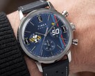 Peanuts® x Timex Marlin® Chronograph bärs på handleden och har en blå urtavla, ett perforerat blått läderarmband och en kronografdesign med Snoopy-tema.
