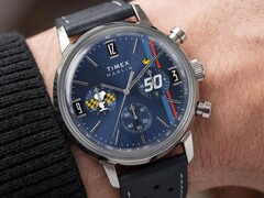 Peanuts® x Timex Marlin® Chronograph bärs på handleden och har en blå urtavla, ett perforerat blått läderarmband och en kronografdesign med Snoopy-tema.