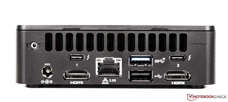 Baksidan: AC-adapter, 2x USB4 (typ-C), 1x USB 3.2, 1x USB 2.0, LAN 2,5G, 2x HDMI 2.1