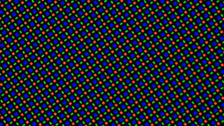 OLED-displayen använder en RGGB subpixelmatris som består av en röd, en blå och två gröna lysdioder.