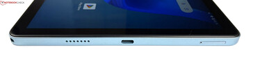 höger: 3,5 mm hörlursuttag, högtalare, USB-C 2.0, hybrid SIM/microSD-kortplats