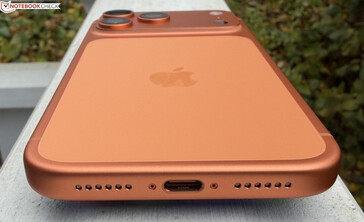 Nedtill: mikrofon, USB-C, volym