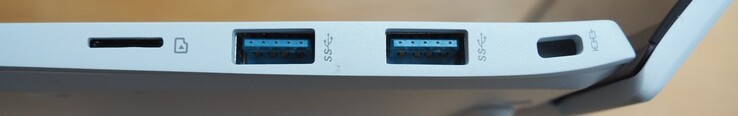 Höger: microSD, 2x USB-A 3.2 gen 2x1, Kensington-lås