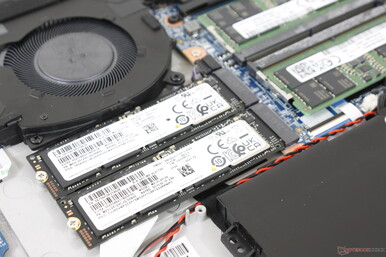 Upp till två PCIe4 x4 SSD-enheter stöds. Vår testenhet levererades med två hårddiskar utan RAID-konfiguration, men användare kan konfigurera RAID 0 eller 1 om de så önskar