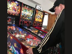 Kim Michael Dozier, flippersamlare från Nya Zeeland, spelar på en Iron Maiden-flipperspelare på Kimzone